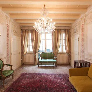 Explore From A Sophisticated Hideaway In San Polo , Venice Italy